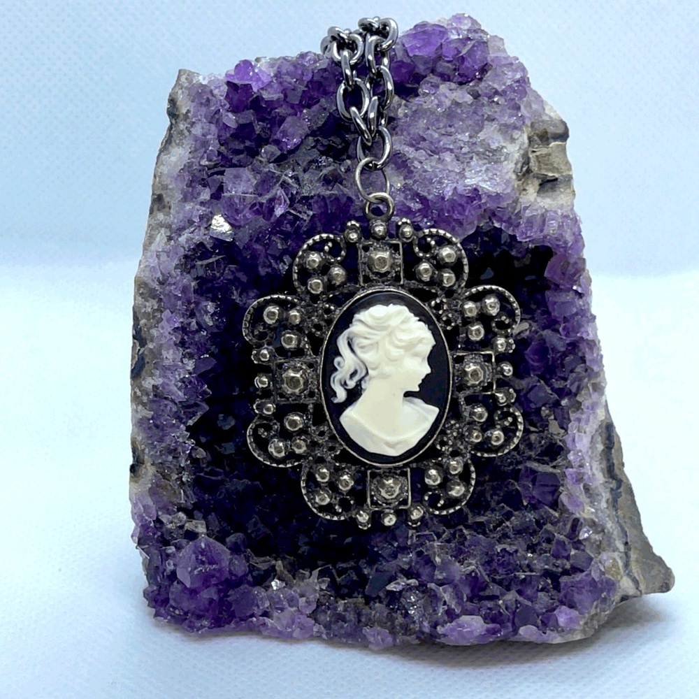 Classic Lady Cameo pendant and chain